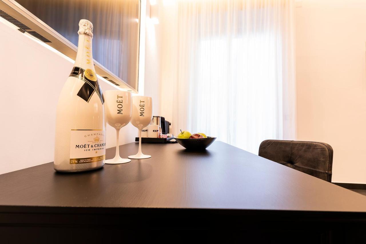 Le Stanze Del Barone Bed & Breakfast Napoli Bagian luar foto